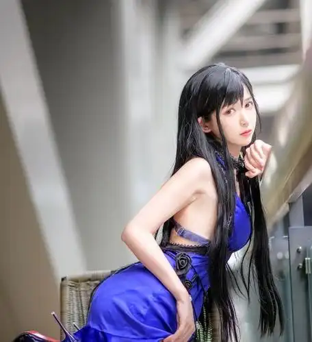 cosplay:穿蓝色紧身连衣裙的蒂法,还露出整个后背,实在太性感了
