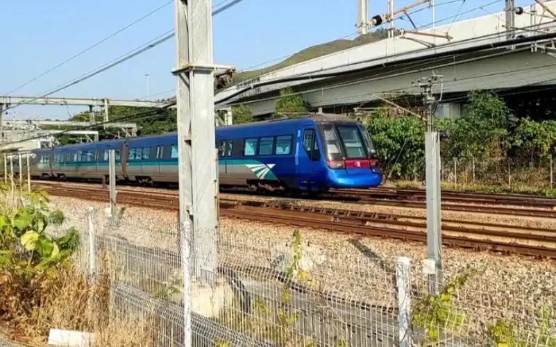 mtr港铁机场快线atrain高速通过欣澳站道岔