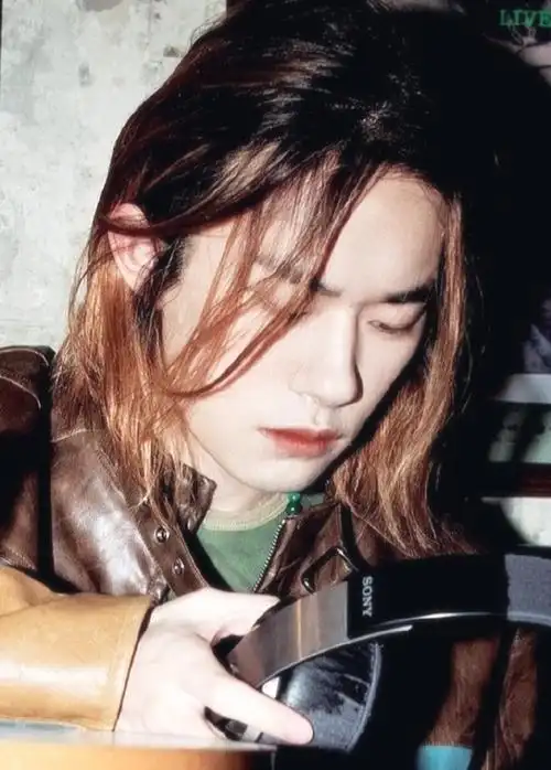 易烊千玺长发对镜自拍