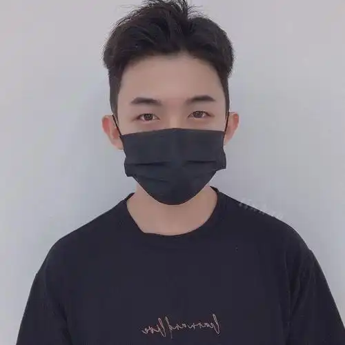 这种露额的三七分发型,整体发长没有寸头那么短,不喜欢寸头发型的男生