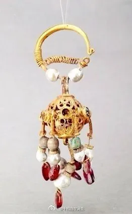 出土唐代金耳饰,馆藏.