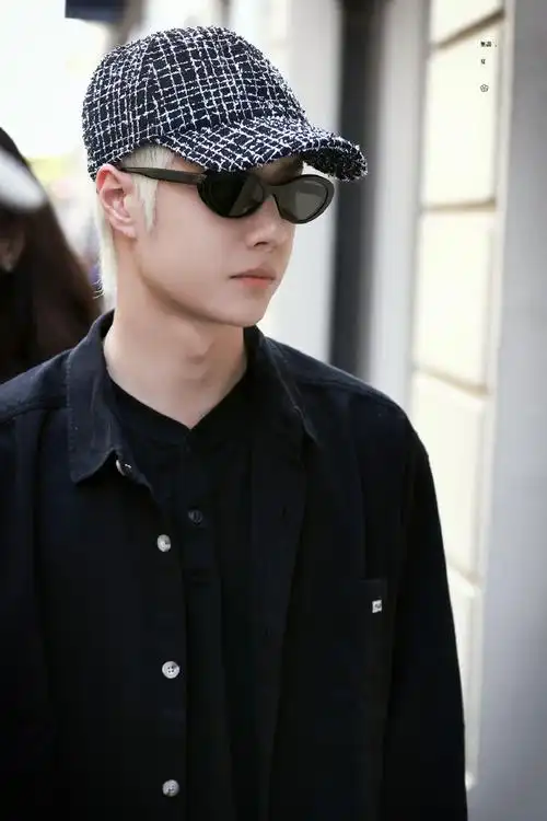 网友在巴黎偶遇王一博##巴黎偶遇王一博