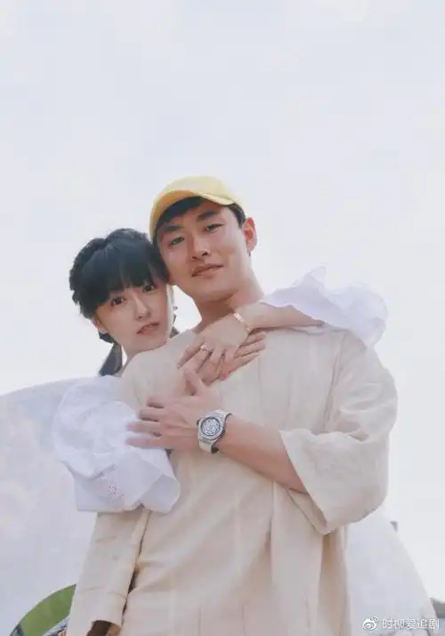 王彦霖公开恋情半个月女友艾佳妮首次秀恩爱晒锁脖合影好甜