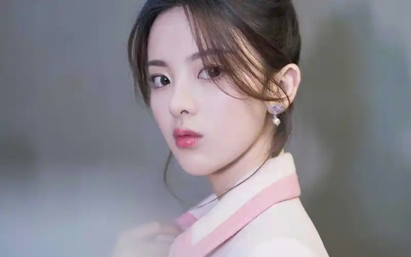 杨超越粉色浪漫高清桌面壁纸