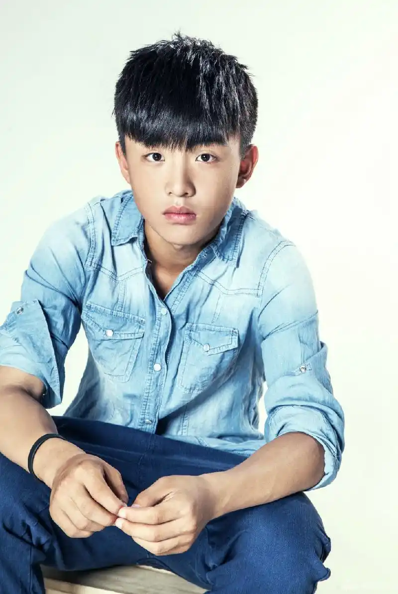 郑伟蓝色衬衣写真