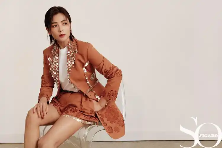 刘涛大片曝光 风格突破呈现高饱和慵懒风