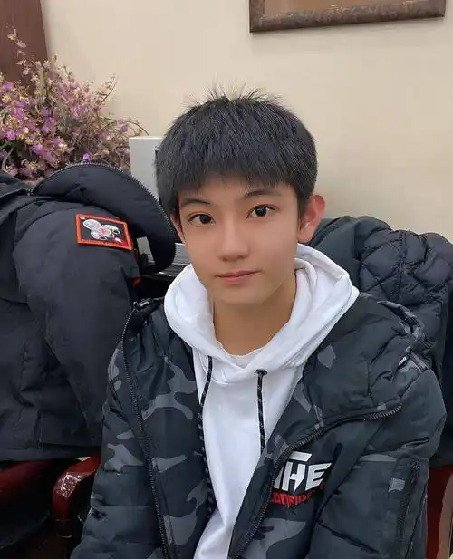 未满16岁男艺人,被曝聊天露骨到没眼看_张铭浩_网友_姐妹