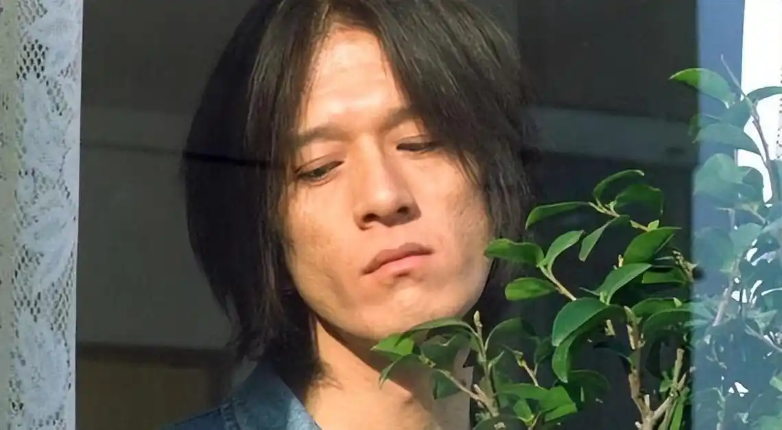 "悲情男星"贾宏声:21岁走红,43岁跳楼,两任明星女友哭断肠