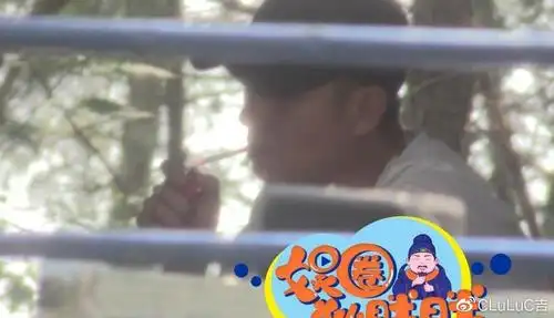 37岁文章近况曝光脖子和手腕上大金链子太抢镜片场抽烟好惬意