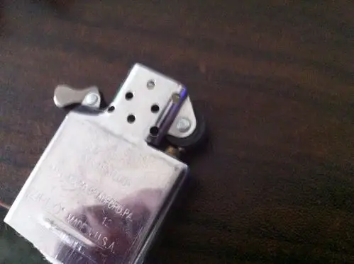 zippo 打火机 跟火石摩擦的黄色底座断掉了结果摩擦的很吃力也打不着