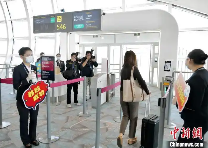 图为旅客在卫星厅登机口乘机. 陈文 摄