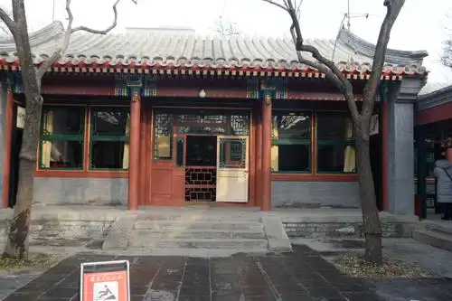 正房三间,两边各有耳房.