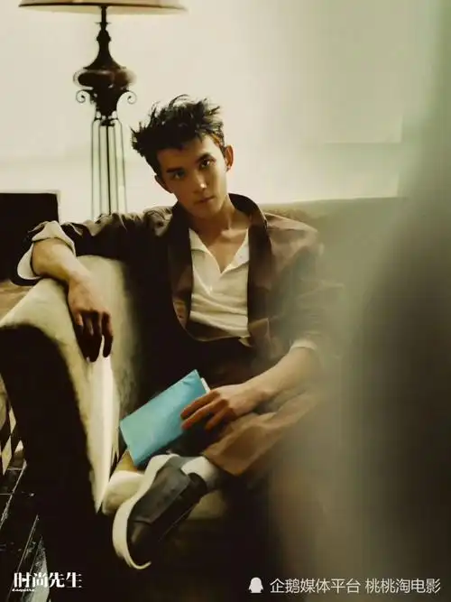 "三石弟弟"吴磊《时尚先生》封面大片,深情眼眸清爽阳光帅气