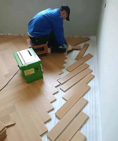 装木地板铺木地板安装师傅个人工人铺装pvc塑胶地板地胶施工队
