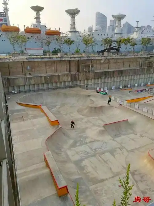 原创游遍上海公园黄浦区黄浦滨江滑板极限公园