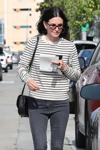 柯特妮·考克斯 courteney cox(《老友记》)在西好莱坞外出购买家具