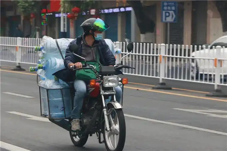 战疫影像日记 | 口罩之下,他们在为生活奔波