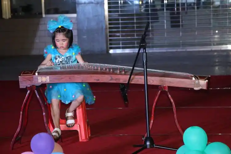 瞧,幼儿园的小朋友古筝表演