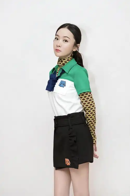 霍思燕polo衫叠穿搭配短裙,38岁美回18岁