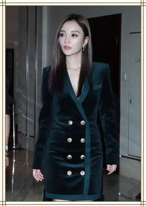 李小璐太疯狂!全身上下就穿一件西装?网友:她有什么不敢穿的?