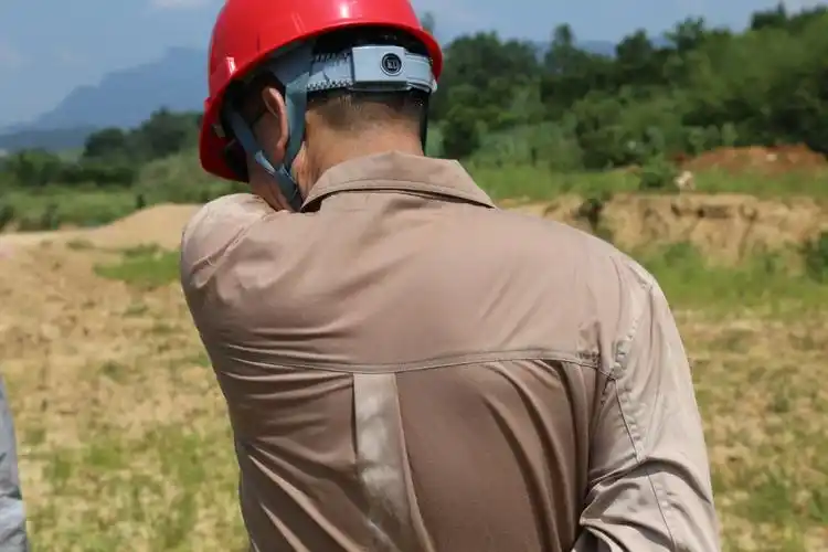 电力工人,顶烈日,冒高温抢修施工