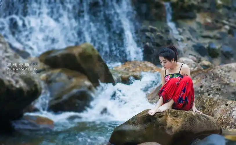 美少女山涧戏水