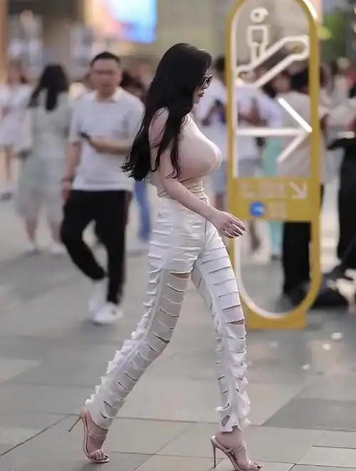 街拍路人:拥有波涛汹涌完美胸围的美女,太大了真的好看吗?