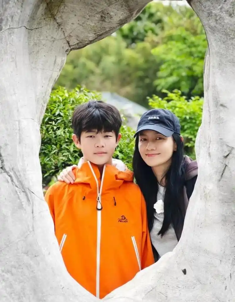 胡可一家四口在贵州度假,晒出幸福照片.