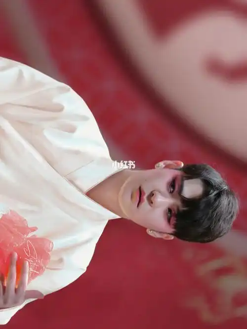 今天被刷屏的{半妆}_张云雷_美妆_彩妆