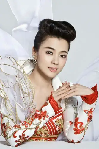 陈思思,出生于湖南常德,毕业于解放军艺术学院,中国内地女歌唱家,中国