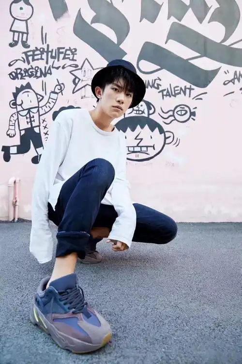 易烊千玺示范标准晒鞋姿势国内男星一周上脚