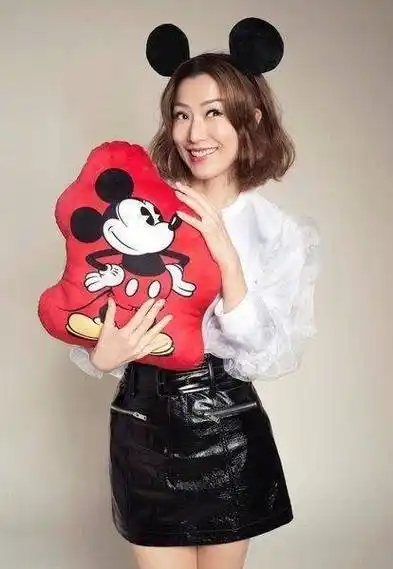 郑秀文晒运动美照,穿背心秀出好身材,香汗淋漓太活力_头发_青春_皮肤