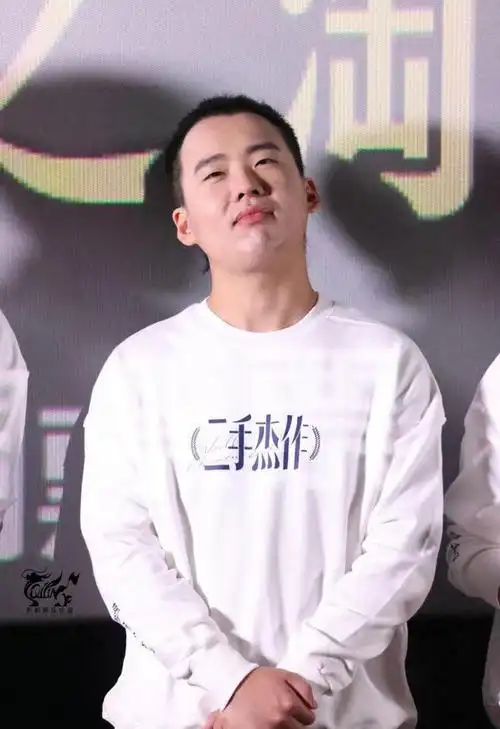 郭麒麟冲上热搜春节后胖成郭德纲遭到网友花式调侃