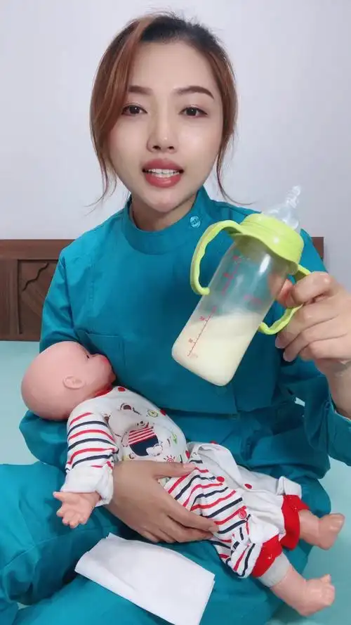 奶瓶喂奶的正确姿势图片