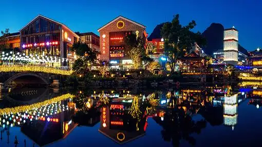 晚上自由漫步中国洋人街阳朔西街