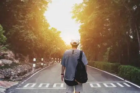 一个人走在路上一个人走在路上,在夕阳中,背包里照片