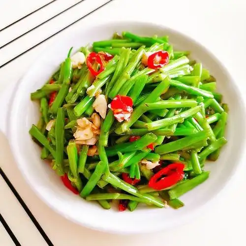 炝炒空心菜梗,口感清新爽口,做法超级简单