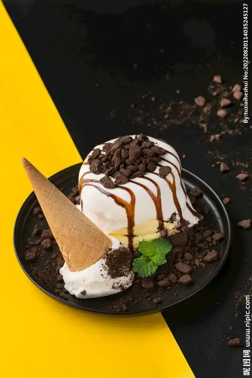 夏季巧克力甜筒冰淇淋