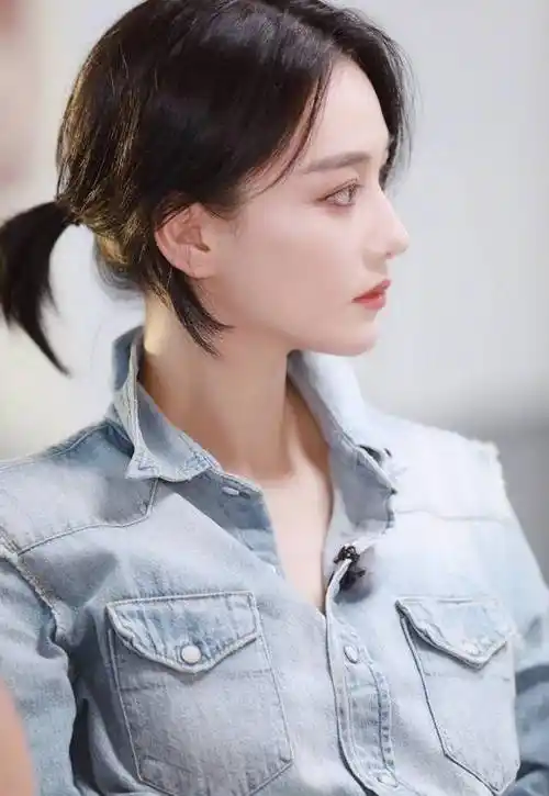 原创张馨予牛仔田园风太清新侧脸精致明星味十足自嘲拍照姿势做作