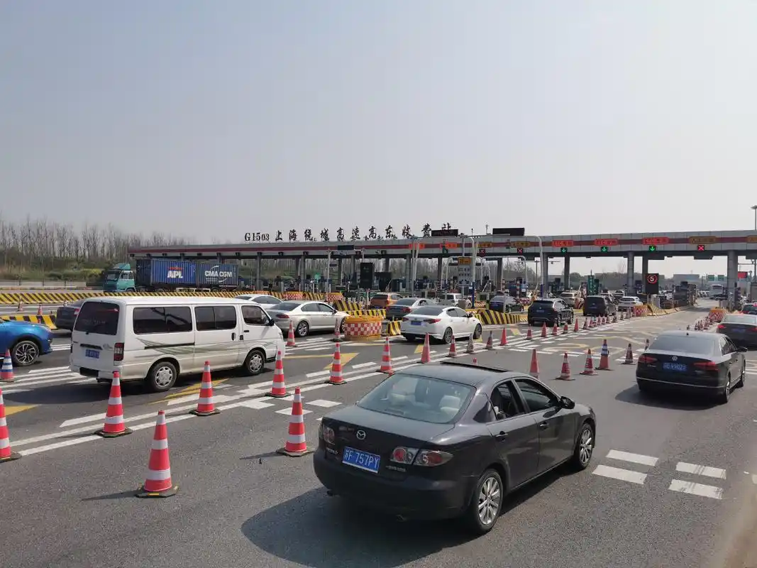 浦东公安交警部门统计,4月3日当天,长江隧道出上海方向车流量超过9.