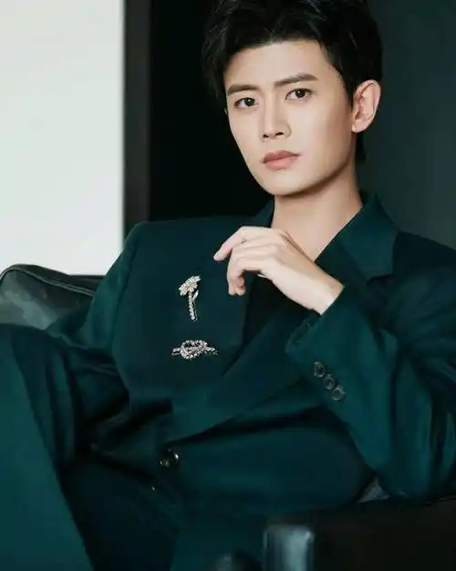 任嘉伦时尚合集:绅士男神,俊朗帅气