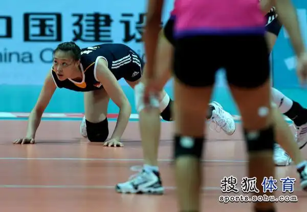 图文中国女排30横扫泰国惠若琪倒地救球