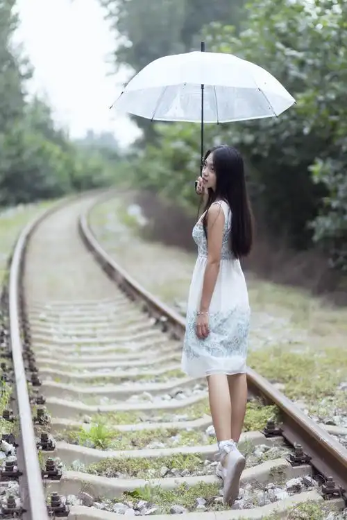铁轨边的少女