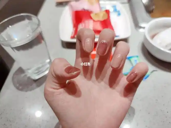 海底捞美甲豆沙色超显白