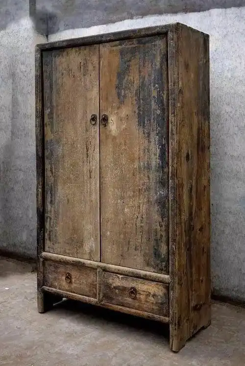 昔日的老家具,如今很多都悄然失踪,天天相见的倚靠,壁橱,柜子,大多数