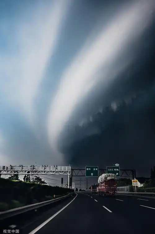 浙江嘉兴出现强对流天气弧状云压过天际