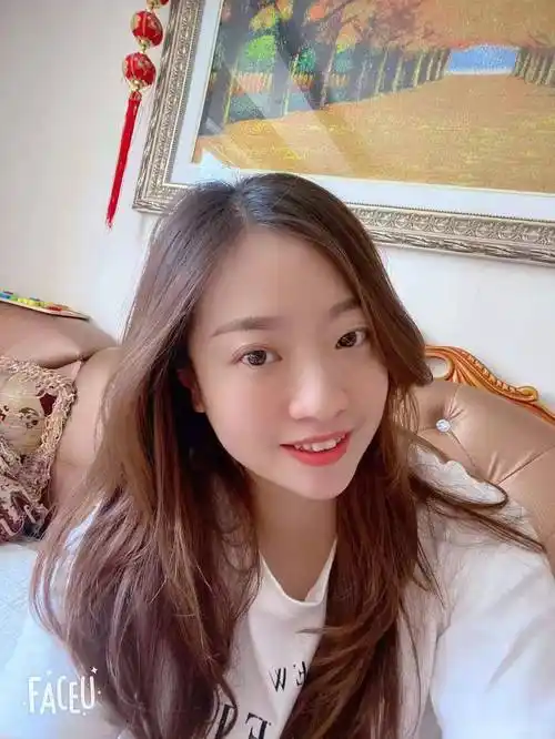 王迎亚生活照身穿防护服,脸罩护目镜,全副武装的她每天穿梭各个小区