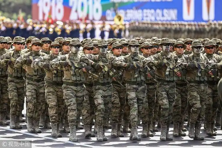 当地时间2018年6月26日,阿塞拜疆巴库,阿塞拜疆陆,海,空三军参加阅兵