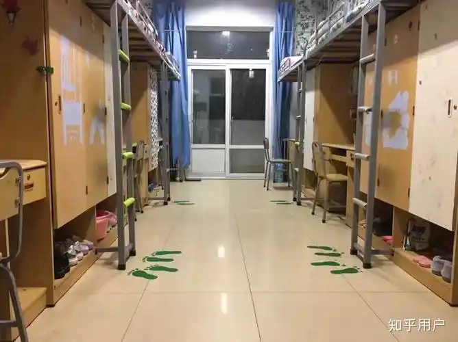 欢迎报考郑州大学,211,双一流 先上一张自己的寝室照片,上床下桌六