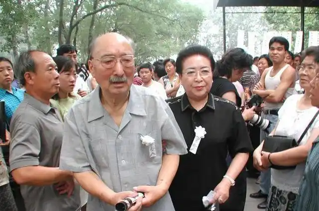 直击赵丽蓉老师葬礼:冯巩六小龄童表情沉痛,两万观众上街相送!